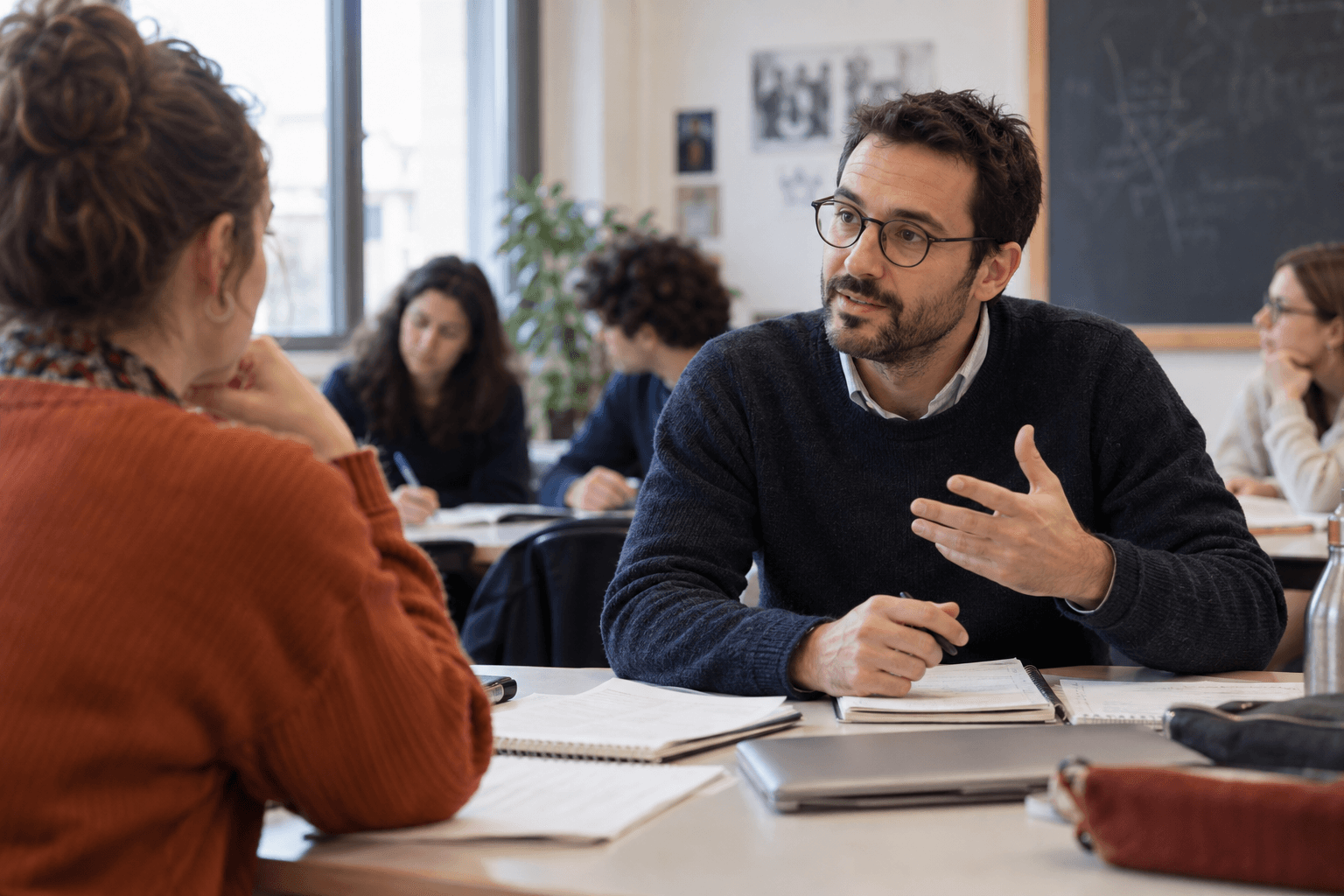 Scène d’illustration : un enseignant échange avec une étudiante sur sa pratique